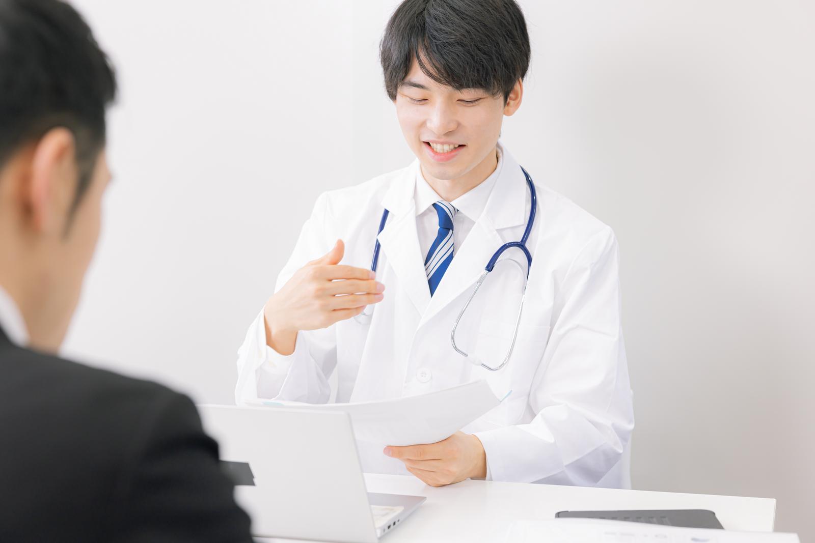 医師が患者に医療情報を説明する診療風景
